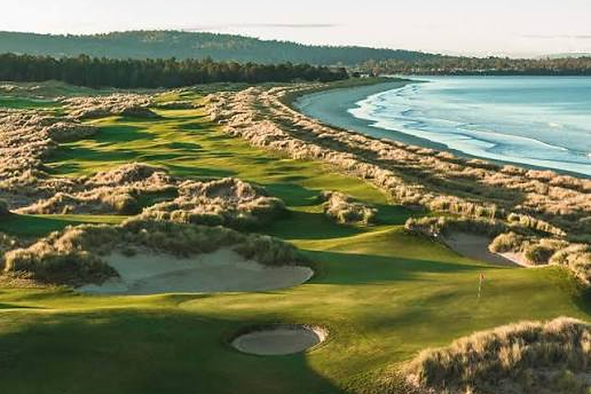 Stunning coastal 7 Mile Beach Golf course with sand dunes and ocean