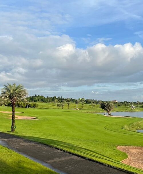 Lush tropical RG City Golf Club - Dream Arena golf course with lake and palm trees. Play with Golfing Getaways