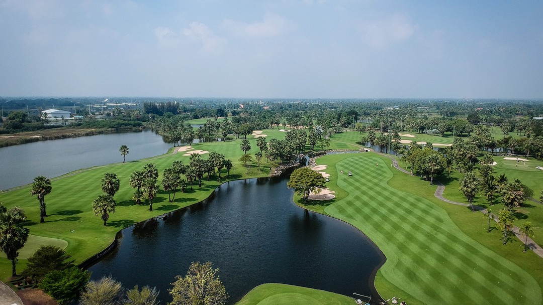 Aerial view of Suwan Golf & Country Club with water hazards