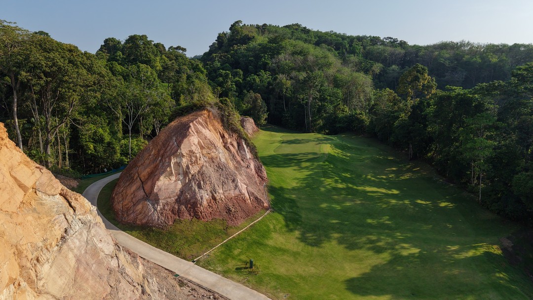 Red Mountain Golf Club fairway nestled beside dramatic red rock outcrop