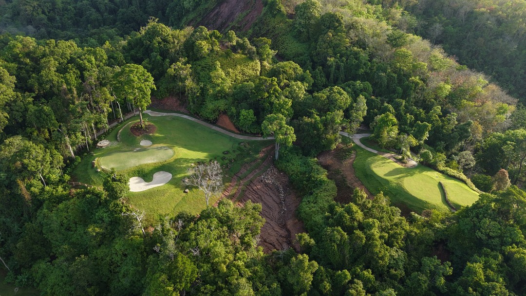 Aerial view of Red Mountain Golf Club with sand bunkers. Play Red Mountain Golf Club with Golfing Getaways